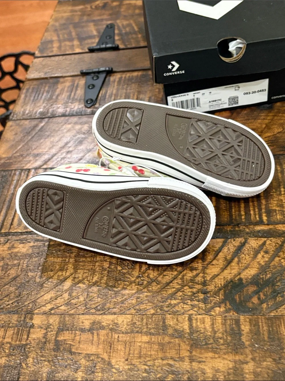 Converse cute cream